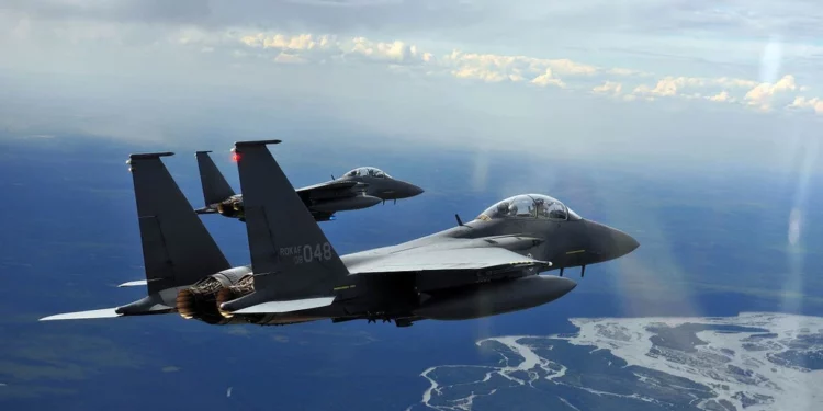 Corea del Sur utilizó F-15 y KF-16 para perseguir a una “bandada de pájaros” durante horas