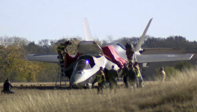 Piloto de un caza F-35 de eyecta durante un aterrizaje fallido