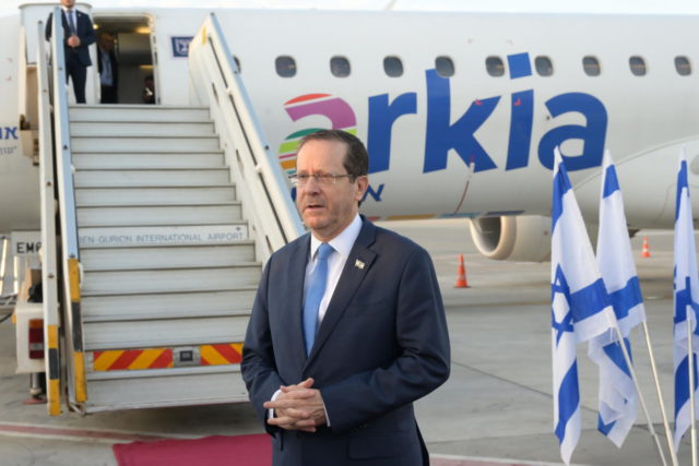 Herzog aterriza en Bahréin para la primera visita de Estado del presidente israelí