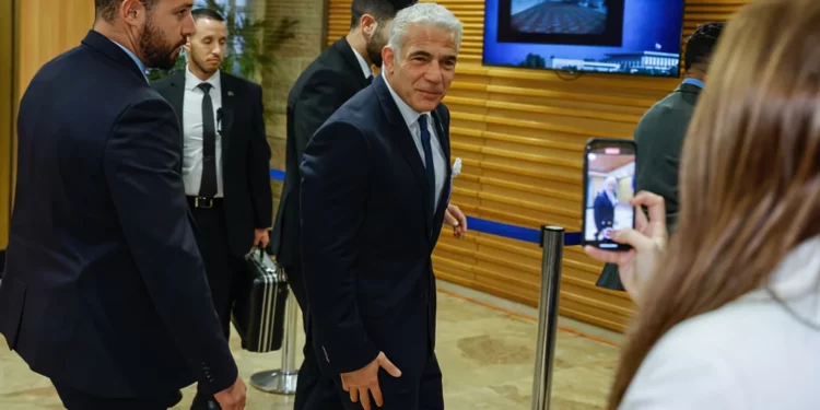 Lapid: Netanyahu vendió el país a los “hardalim”