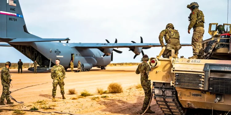 Un avión C-130J Super Hercules “reabastece” un tanque M1 Abrams