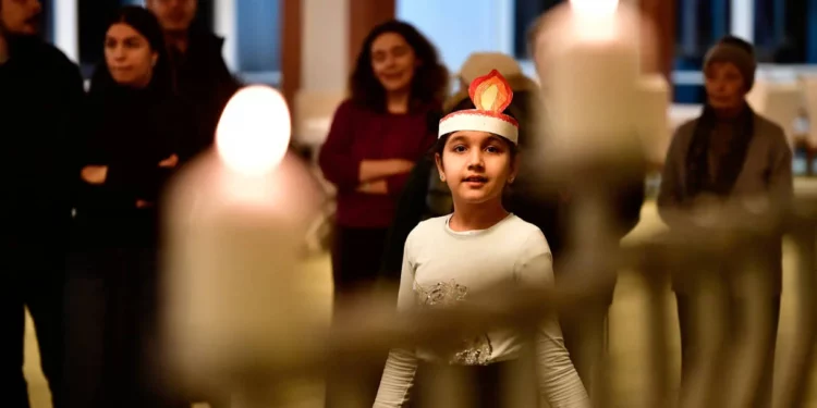 Refugiados judíos de Ucrania celebran Janucá en un refugio húngaro