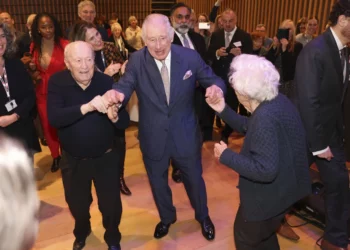 El Rey Carlos baila con la hermanastra de Ana Frank en una fiesta de Jánuca