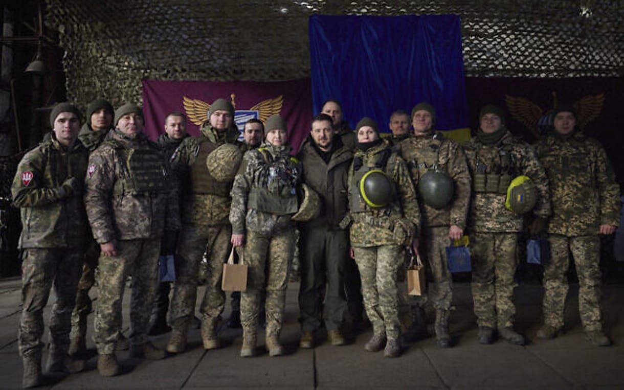 Zelenski visita a soldados ucranianos cerca al frente ruso