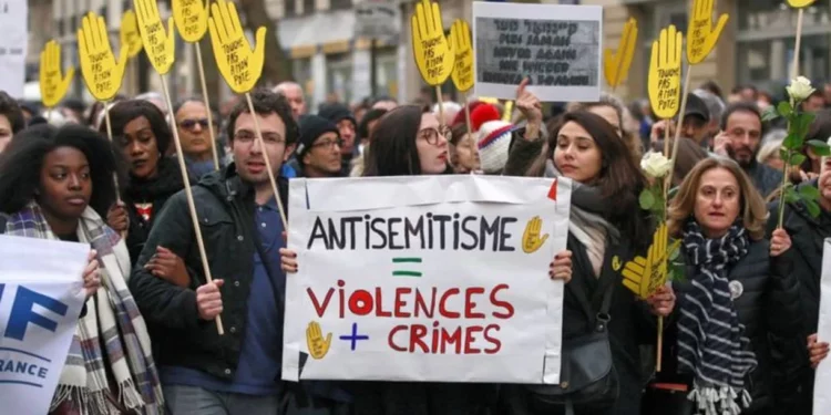 Asesor británico recomienda que las escuelas eduquen sobre el antisemitismo