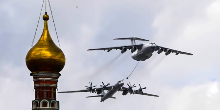 Dos bombarderos rusos Tu-95MS junto a cazas Su-30 y Su-35 patrullan el Mar de Japón