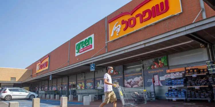 La cadena de supermercados Shufersal cede ante la subida de precios de Tnuva