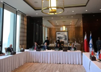 Herzog se reúne con la pequeña comunidad judía de Bahréin en Manama