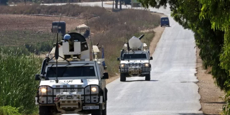 Un soldado irlandés de la FPNUL muere por disparos en el sur del Líbano