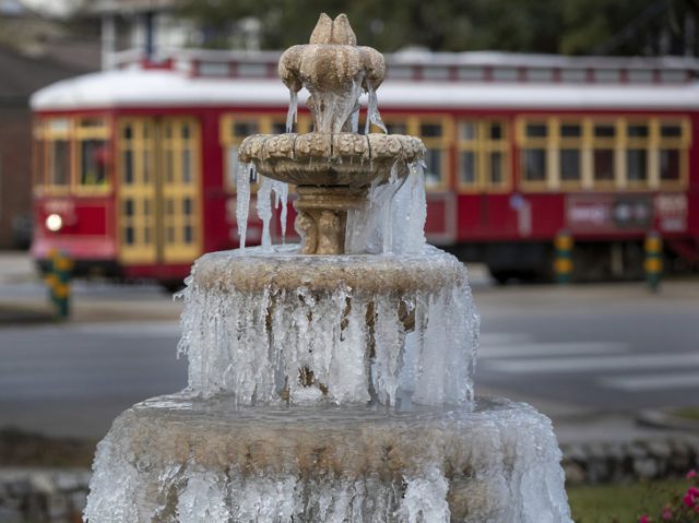 Una tormenta invernal histórica deja gran parte de EE.UU. helado y sepultado bajo la nieve en Navidad