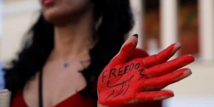 Hermana del líder supremo iraní condena al régimen e insta al CGRI a desarmarse