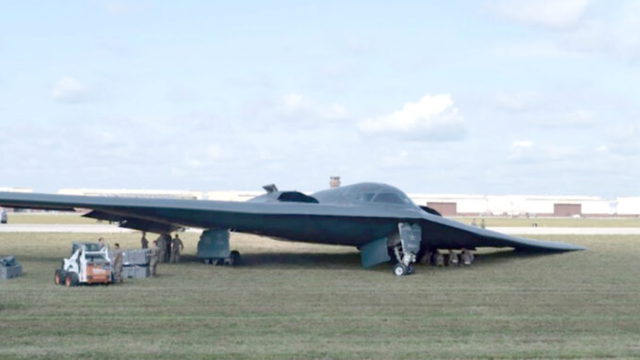 Bombardero nuclear B-2 de la USAF estalla en llamas tras un aterrizaje de emergencia