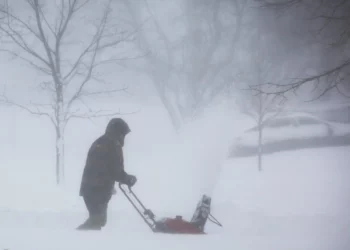 Una tormenta invernal histórica deja gran parte de EE.UU. helado y sepultado bajo la nieve en Navidad