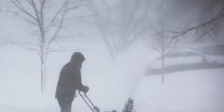 Una tormenta invernal histórica deja gran parte de EE.UU. helado y sepultado bajo la nieve en Navidad