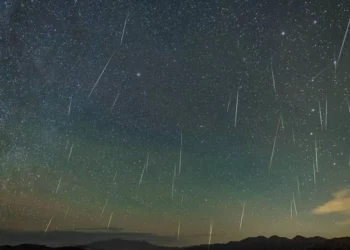 La lluvia de meteoros de las Gemínidas ilumina el cielo nocturno de Israel