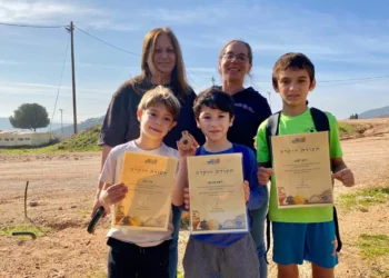 Niños israelíes hallan una lámpara de 2 mil años de antigüedad en Galilea
