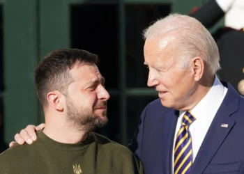 Zelensky otorga una medalla a Biden durante su visita a la Casa Blanca