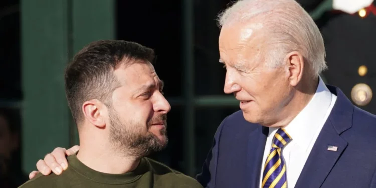 Zelensky otorga una medalla a Biden durante su visita a la Casa Blanca