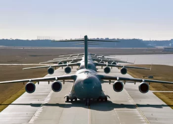 La Fuerza Aérea de EE. UU. lanza 24 C-17 Globemaster III durante un ejercicio de generación de misiones