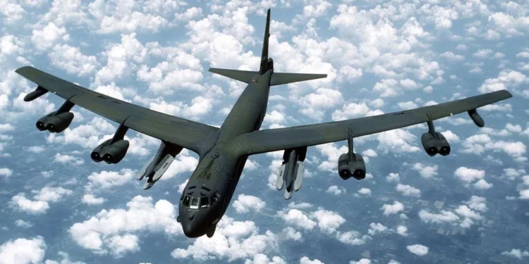 Bombarderos estadounidenses B-52 llevan a cabo una misión de tres días en Guam