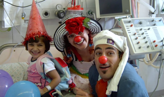 Médicos israelíes usan el arte del clown para animar a los pacientes