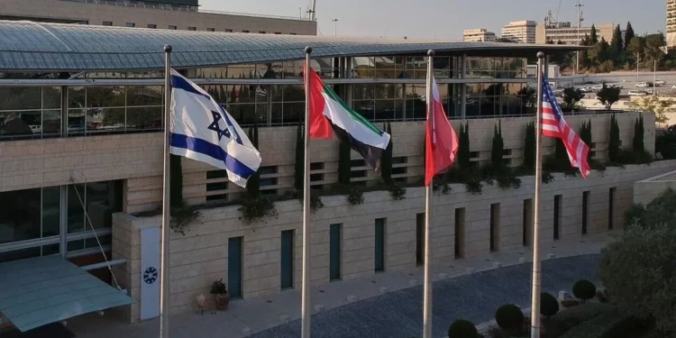 Emiratos Árabes Unidos incluirá estudios sobre el Holocausto en su plan de educación nacional