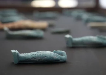Egipto revela una antigua momia recubierta de oro
