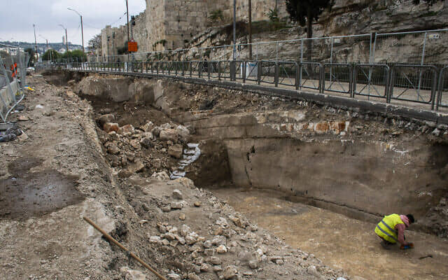 Hallan misteriosa huella de mano en un foso de Jerusalén de 1.000 años de antigüedad