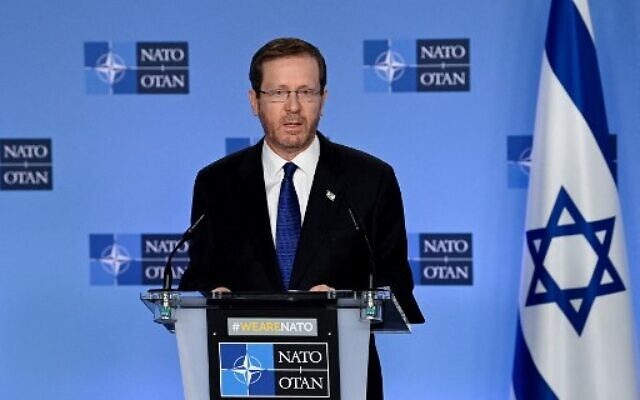 Tras reunirse con el secretario general de la OTAN el 26 de enero de 2023 en la sede de la OTAN en Bruselas, el presidente Isaac Herzog pronunció un discurso. Imagen de John THYS / AFP.