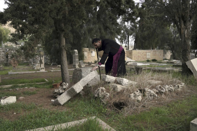 Adolescentes son acusados de vandalizar un cementerio cristiano en Jerusalén