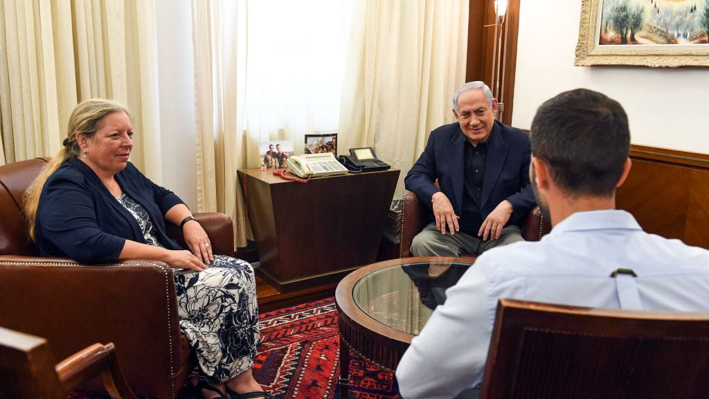 El 25 de julio de 2017, el primer ministro israelí, Benjamin Netanyahu, mantuvo una reunión con Ziv Moyal, un guardia de seguridad, y Einat Schlein, embajadora de Israel en Jordania. (Haim Zachary/GPO)