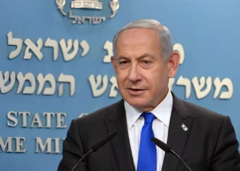 Informe: Netanyahu estudia incorporar a Lapid y Gantz al Gobierno