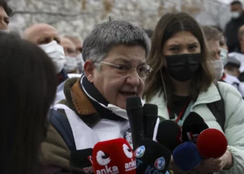 Condenan por terrorismo a la jefa de la Asociación Médica Turca tras una entrevista en medios de comunicación