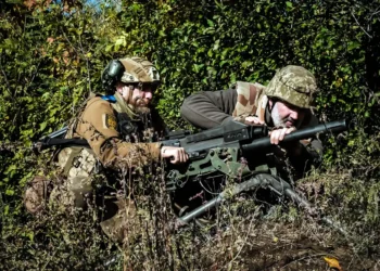 Cirujanos ucranianos retiran una granada rusa VOG-25 sin explotar del cuerpo de un soldado