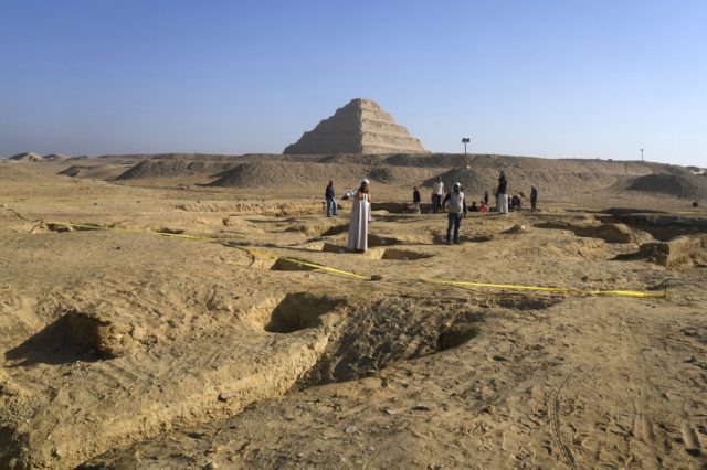 Egipto revela una antigua momia recubierta de oro