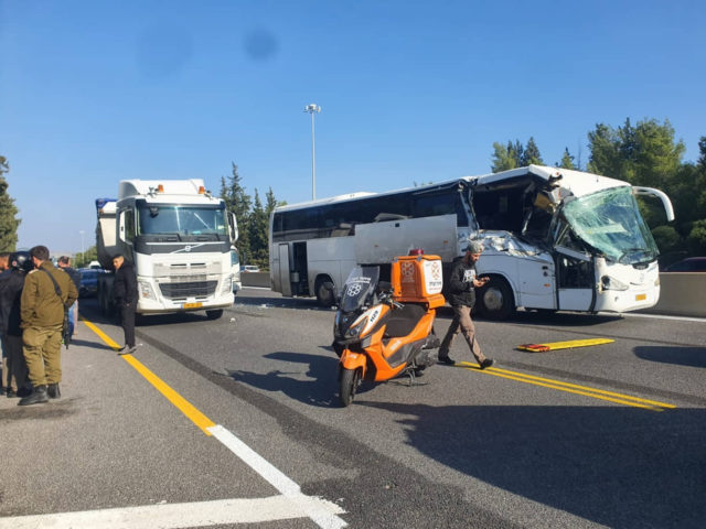 Un camión choca contra un autobús escolar en una autopista israelí