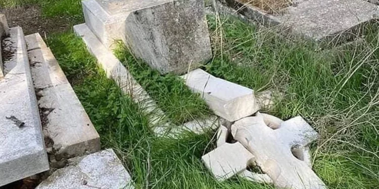 Policía detiene a dos adolescentes por vandalizar un cementerio cristiano en Jerusalén