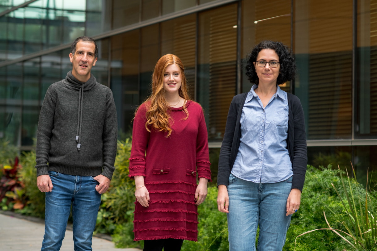 Científicos del Instituto Weizmann (de izquierda a derecha) el profesor Sarel Fleishman, la doctora Olga Khersonsky y la doctora Rosalie Lipsh-Sokolik. Instituto Weizmann de Ciencias de la Universidad de Harvard