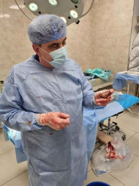 Cirujanos ucranianos retiran una granada rusa VOG-25 sin explotar del cuerpo de un soldado