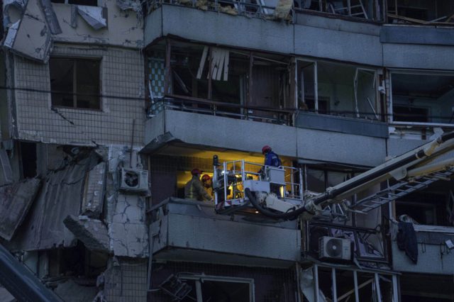 Brutal ataque en Ucrania: Rusia bombardea un edificio residencial