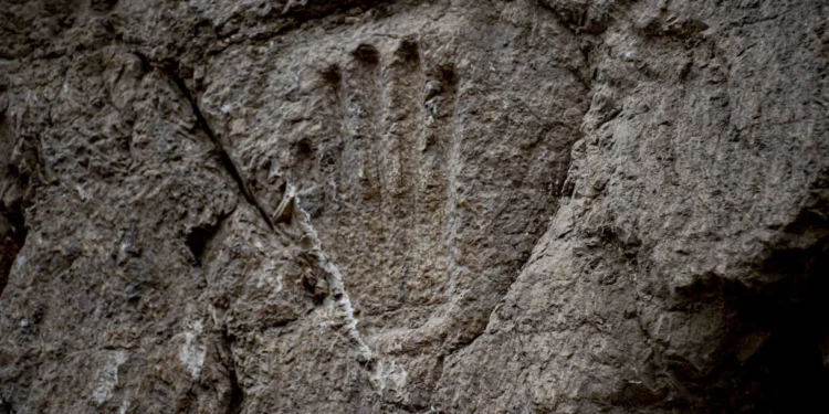 Hallan misteriosa huella de mano en un foso de Jerusalén de 1.000 años de antigüedad