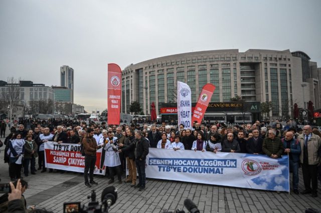 Condenan por terrorismo a la jefa de la Asociación Médica Turca tras una entrevista en medios de comunicación