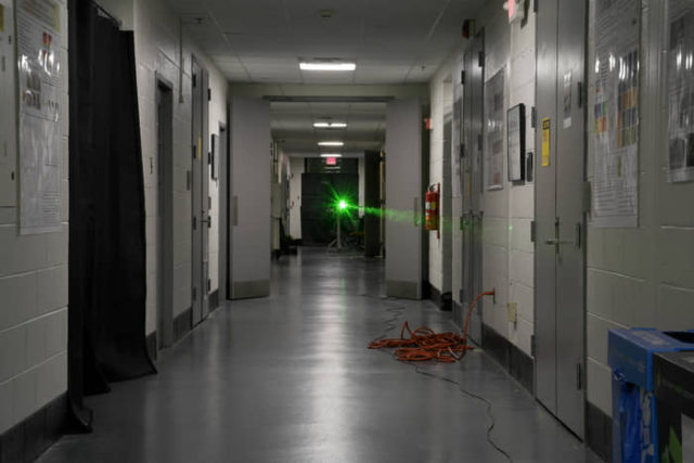 Físicos rompen récord con un experimento láser de casi 50 metros