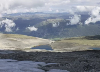 Arqueólogos hallan la piedra rúnica más antigua conocida en Noruega