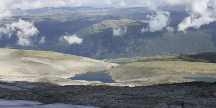 Arqueólogos hallan la piedra rúnica más antigua conocida en Noruega