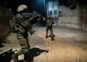 Islamista palestino intenta arrebatar el arma a un soldado israelí en Judea y Samaria