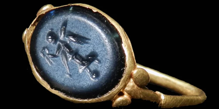 Descubren antiguas joyas romanas con grabados en Inglaterra