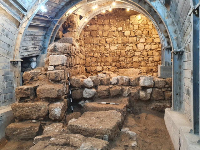 Hallan una piedra de oro de 1.600 años en Jerusalén