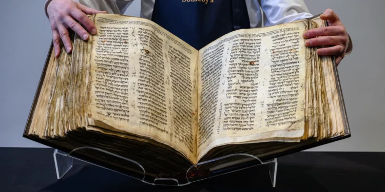 El Códice Sassoon, la Biblia hebrea casi completa más antigua, se subastará por 50 millones de dólares