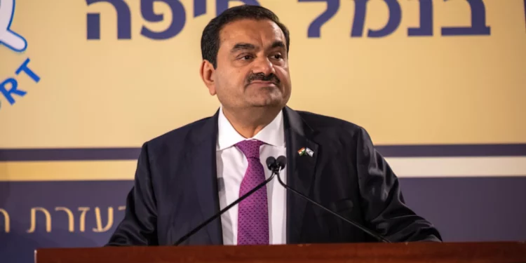 El empresario indio Adani vio sacudida la cotización de sus acciones al día siguiente de comprar el puerto de Haifa